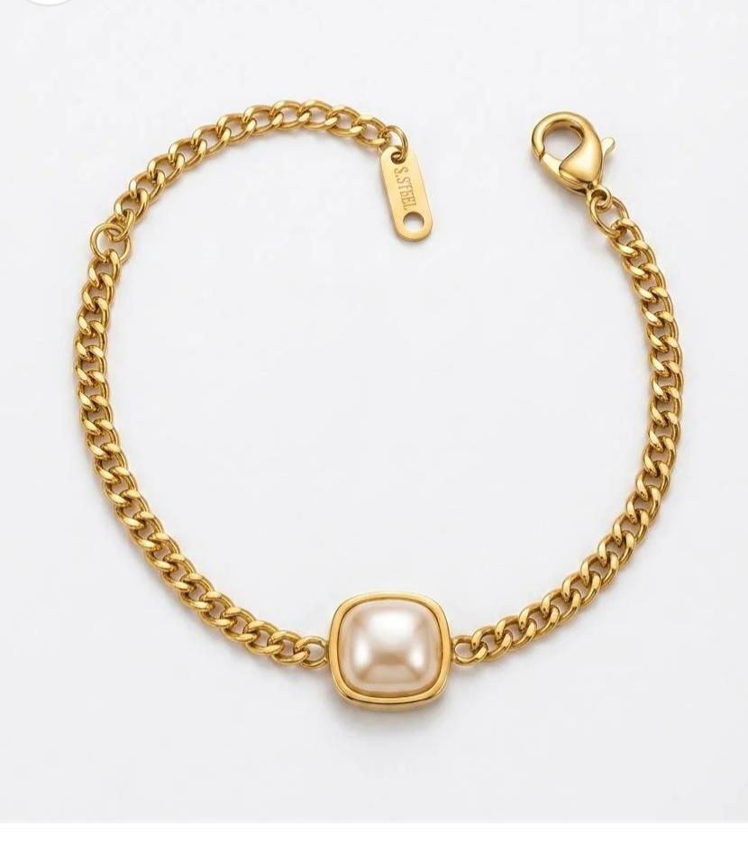 Elegant Gold & Pearl Bracelet